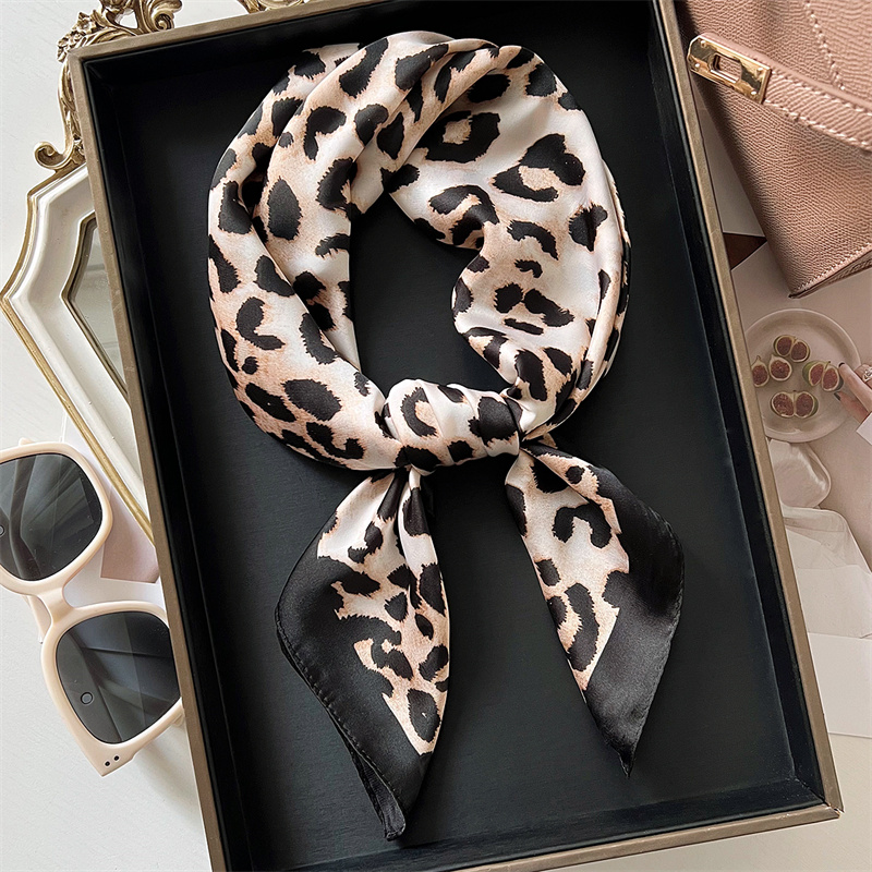 Scarf Silk Square - 70 ซม.หรูหราเสือดาวพิมพ์ผ้าพันคอผ้าไหมสุภาพสตรีแถบคาดศีรษะผมขนาดเล็กผ้าพันคอหญิงผ้าเช็ดหน้าผ้าพันคอ Foulard