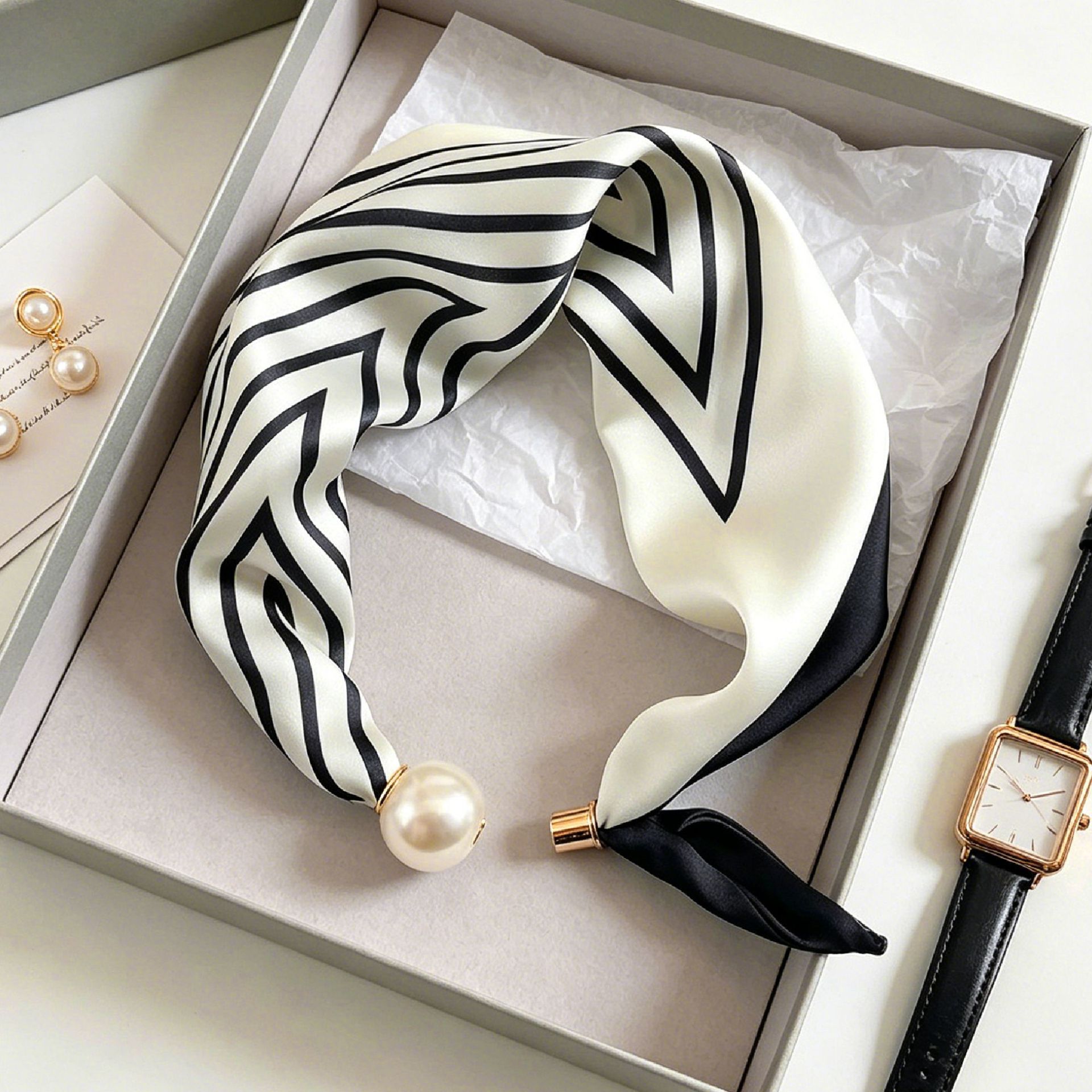 Silk Neck Scarf - ผ้าพันคอไข่มุกลายเส้นสุดหรูสำหรับผู้หญิง แฟชั่นทันสมัย พร้อมตัวล็อคแม่เหล็ก ใช้งานสะดวก ประดับหางไข่มุก ดีไซน์สวยงาม